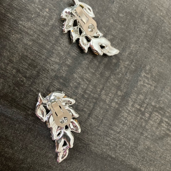 Vintage Clear rhinestones leaf dress clips. - Picture 5 of 6